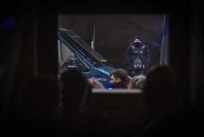 El dispositiu policial a les portes del domicili de Carme Alcaraz. @tgamadeu_photo